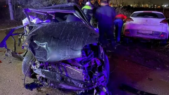 İki otomobil kafa kafaya çarpıştı