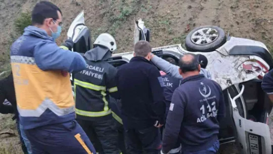 İki otomobil su kanalına devrildi