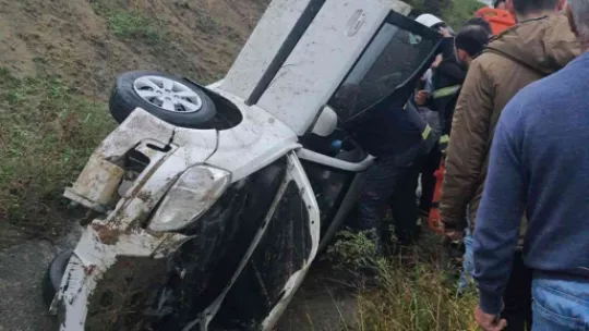 İki otomobil su kanalına devrildi