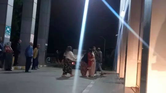 İkinci kattan düşen genç tedavi altında