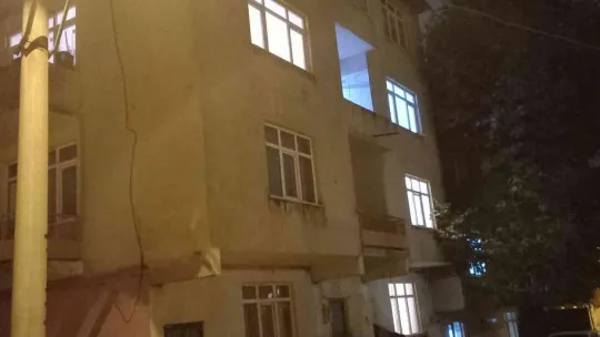 İkinci kattan düşen genç tedavi altında