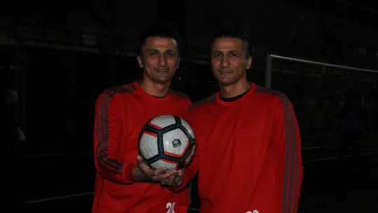İkiz futbolcu kardeşler, hakemi de şaşırtıyor