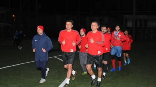 İkiz futbolcu kardeşler, hakemi de şaşırtıyor