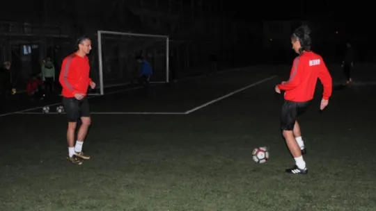 İkiz futbolcu kardeşler, hakemi de şaşırtıyor