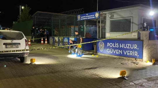 İlçe Emniyet Müdürlüğü önünde silahlı kavga: 2 yaralı