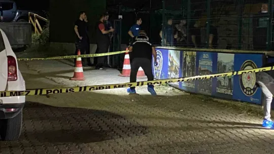 İlçe Emniyet Müdürlüğü önünde silahlı kavga: 2 yaralı