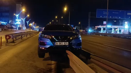 Araç bariyerde askıda kaldı, sürücü olay yerinden gitti
