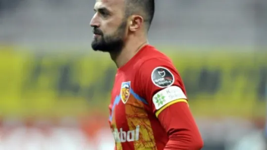 İlhan Parlak futbolu bıraktı
