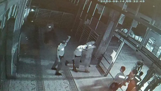 İmamın odasına kapıyı kırıp girdi, eşyalara zarar verdi!