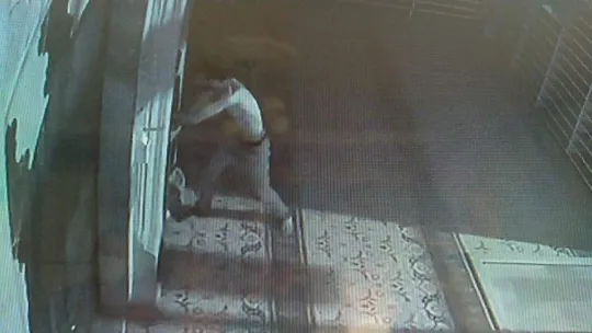 İmamın odasına kapıyı kırıp girdi, eşyalara zarar verdi!