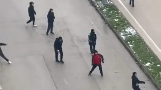 Kar topu gerginliği: Otobüs şoförü çocukları sopayla kovaladı