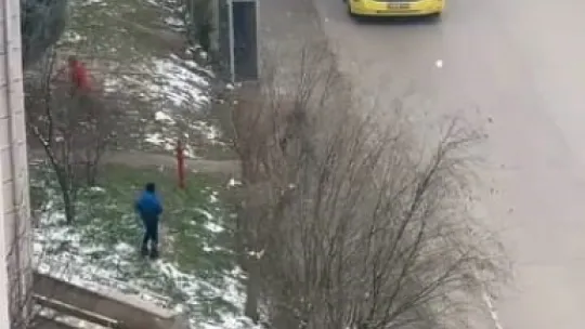 Kar topu gerginliği: Otobüs şoförü çocukları sopayla kovaladı