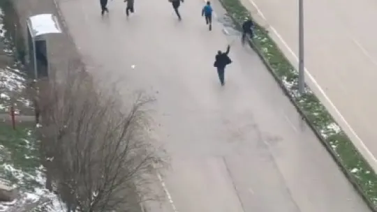 Kar topu gerginliği: Otobüs şoförü çocukları sopayla kovaladı