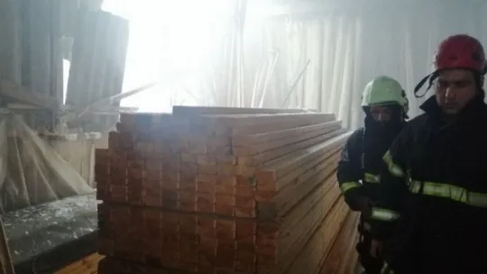 İnşaat deposunda korkutan yangın!