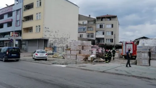İnşaat deposunda korkutan yangın!