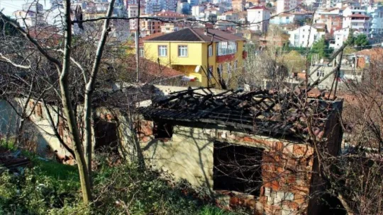 İnşaat halindeki ev alev alev yandı