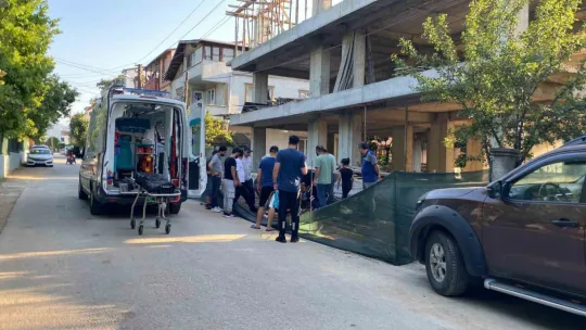 İnşaat işçisi 3. kattan demirlerin üzerine düştü