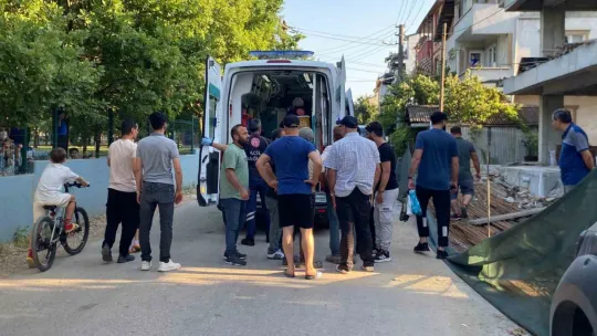 İnşaat işçisi 3. kattan demirlerin üzerine düştü