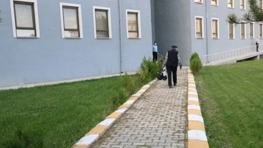İnşaat kazısında temeli boşalan binada karantina olan 17 kişi evsiz kaldı