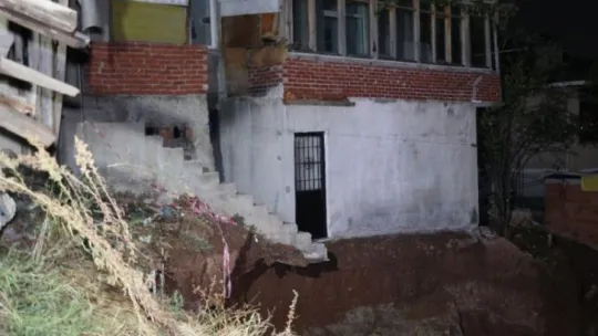 İnşaat kazısında temeli boşalan binada karantina olan 17 kişi evsiz kaldı
