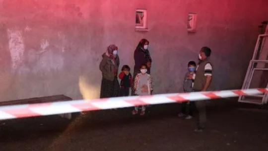 İnşaat kazısında temeli boşalan binada karantina olan 17 kişi evsiz kaldı