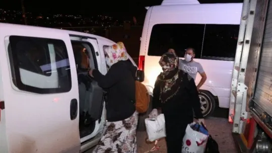 İnşaat kazısında temeli boşalan binada karantina olan 17 kişi evsiz kaldı