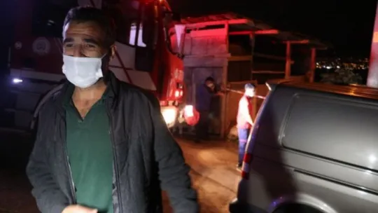İnşaat kazısında temeli boşalan binada karantina olan 17 kişi evsiz kaldı