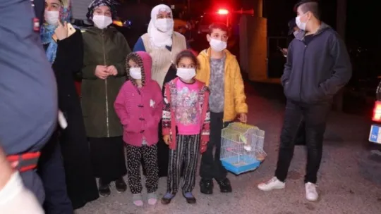 İnşaat kazısında temeli boşalan binada karantina olan 17 kişi evsiz kaldı
