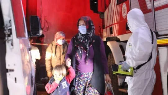 İnşaat kazısında temeli boşalan binada karantina olan 17 kişi evsiz kaldı