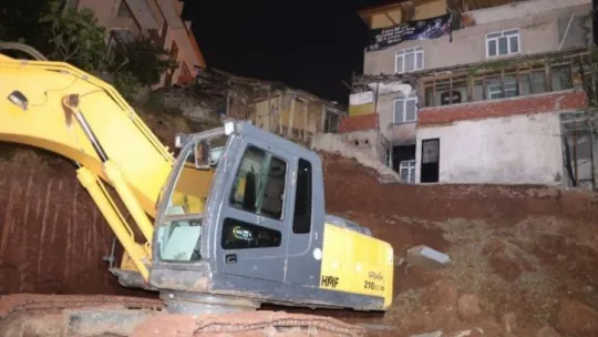 İnşaat kazısında temeli boşalan binada karantina olan 17 kişi evsiz kaldı