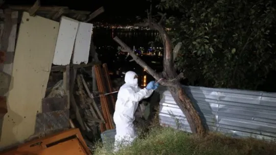 İnşaat kazısında temeli boşalan binada karantina olan 17 kişi evsiz kaldı