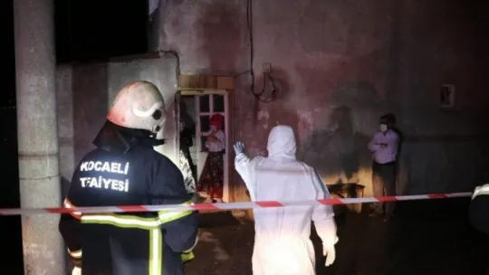 İnşaat kazısında temeli boşalan binada karantina olan 17 kişi evsiz kaldı