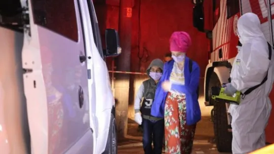 İnşaat kazısında temeli boşalan binada karantina olan 17 kişi evsiz kaldı
