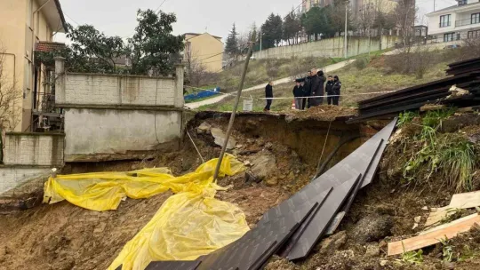 İnşaat kazısında toprak kaydı, yolun bir bölümü çöktü