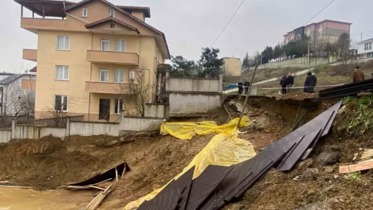 İnşaat kazısında toprak kaydı, yolun bir bölümü çöktü