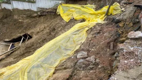 İnşaat kazısında toprak kaydı, yolun bir bölümü çöktü