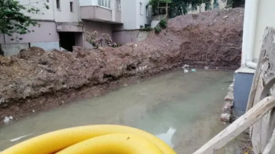 İnşaat temeline dolan yağmur suları yan binanın temelini boşalttı
