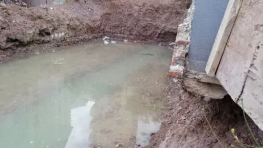 İnşaat temeline dolan yağmur suları yan binanın temelini boşalttı