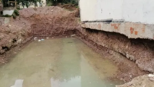 İnşaat temeline dolan yağmur suları yan binanın temelini boşalttı