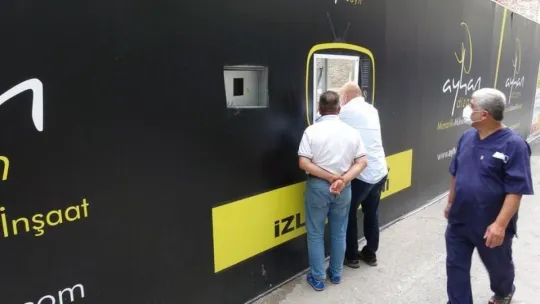 İnşaatı izlemek isteyenler için paravanda pencere açtılar