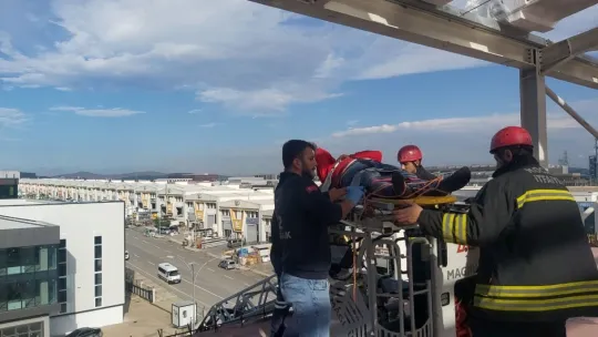 İnşaatın çatısından düşen işçi yaralandı