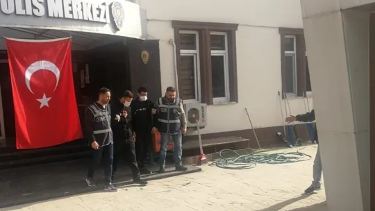 İnşaatlardan demir çalıyorlardı, bu kez suçüstü yakalandılar