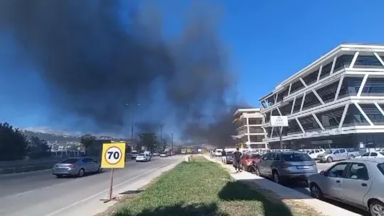 İnşaatta çıkan yangın gökyüzünü siyaha bürüdü