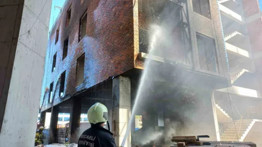 İnşaatta çıkan yangın gökyüzünü siyaha bürüdü