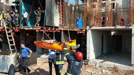 İnşatta fenalaşan işçiye vinç yardımıyla müdahale edildi