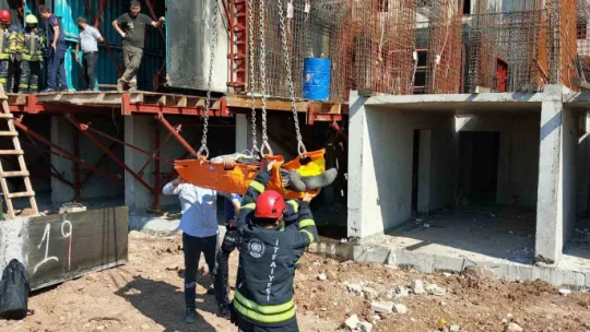 İnşatta fenalaşan işçiye vinç yardımıyla müdahale edildi