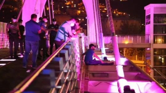 İnternetten tanıştığı kadın evli çıkınca, köprüye çıkıp kendini böyle kesti