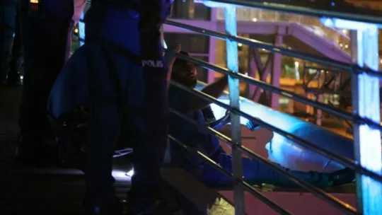 İnternetten tanıştığı kadın evli çıkınca, köprüye çıkıp kendini böyle kesti