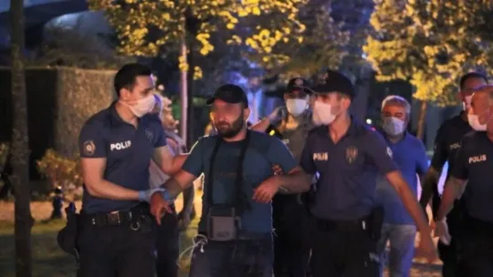 İnternetten tanıştığı kadın evli çıkınca, köprüye çıkıp kendini böyle kesti