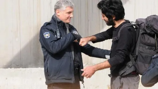 İntihardan vazgeçti, polisle yumruk selamı yaptı